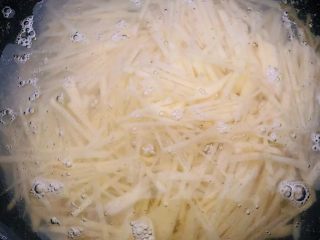 2、土豆胡萝卜抱蛋,土豆切成细丝在清水中浸泡一会儿