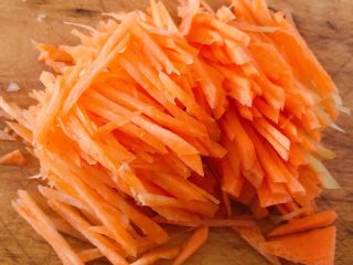 3、土豆胡萝卜抱蛋,胡萝卜也切成细丝