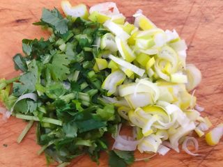 5、土豆胡萝卜抱蛋,葱花和香菜切好备用