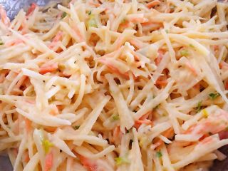 7、土豆胡萝卜抱蛋,将所有的原材料调成黏糊状