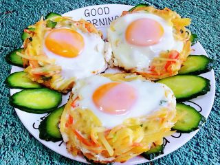 11、土豆胡萝卜抱蛋,黄瓜切成摆在盘中做装饰再摆上煎好的土豆胡萝卜抱蛋