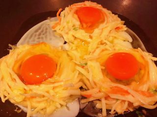 9、土豆胡萝卜抱蛋,鸡蛋分别打入预留的圈中盖上盖子中小火开始煎制