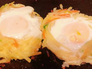 10、土豆胡萝卜抱蛋,煎至鸡蛋定型熟时土豆和胡萝卜也熟了即可出锅