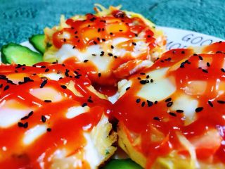 12、土豆胡萝卜抱蛋,均匀的淋上甜辣酱再撒上黑芝麻就大功告成啦