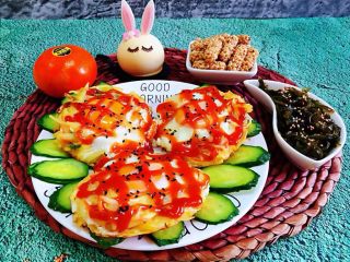 13、土豆胡萝卜抱蛋,早餐要丰富营养所以就搭配了凉拌海带丝、小兔甜品、芝麻酥、水果