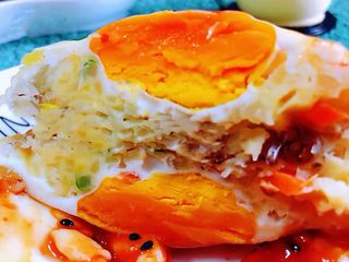 14、土豆胡萝卜抱蛋,把美味的抱蛋饼一切为二看着就超级有食欲哦