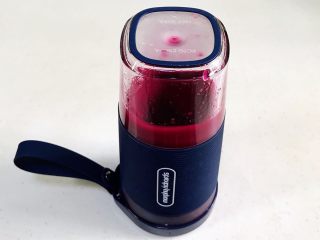 3、火龙果馒头,放入榨汁杯中搅打均匀。