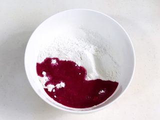 5、火龙果馒头,加入榨好的火龙果汁。