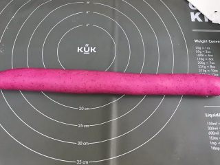 8、火龙果馒头,接着擀成长条状。