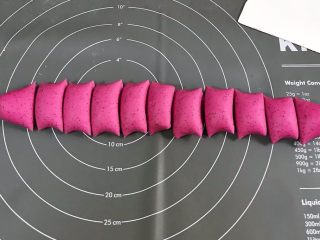 9、火龙果馒头,用刮刀均匀的切段。