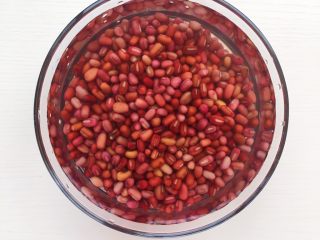 2、鲷鱼烧,食材处理一：先处理内馅红豆沙 红豆提前一晚泡好