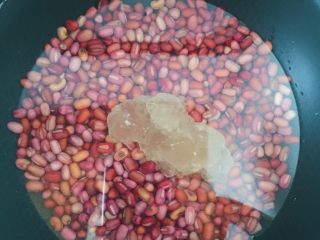 5、鲷鱼烧,水量没过红豆和冰糖按黄豆类按键开始炖煮