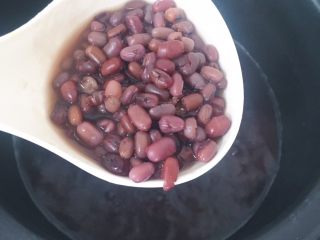 6、鲷鱼烧,红豆煮烂即可