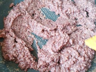 10、鲷鱼烧,全程小火 不停的搅拌至红豆干水分收干变浓稠（时长大约3分钟左右）