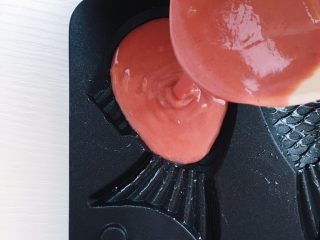 27、鲷鱼烧,将面糊缓缓倒入1/3的量