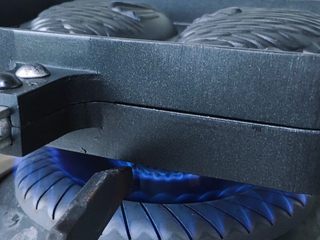 31、鲷鱼烧,全程中小火加热两分钟 后翻一面继续一分钟（一开始我是直接放在火上加热 成品会有点焦黑 所以建议浮空平移着烤哦）