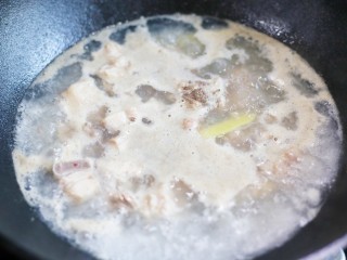 5、莲藕排骨汤,加冷水煮出浮沫。