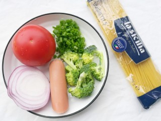 1、番茄火腿意面,准备材料：意大利面200克（约两人份）、火腿半根、番茄1个、洋葱小半个、西兰花适量、葱适量。