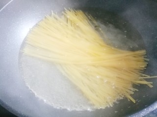 2、番茄火腿意面,所有材料准备齐全，锅中煮水，加少许盐和橄榄油，快滚时加入意面，用筷子稍微翻动下，大火煮8分钟。