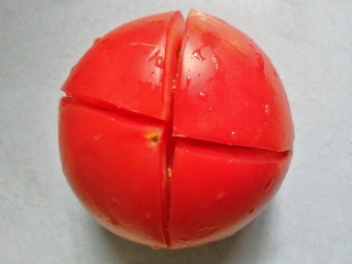 3、番茄火腿意面,番茄顶部划十字架。