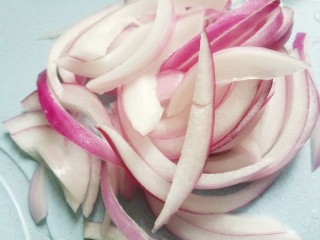 4、番茄火腿意面,洋葱切条。