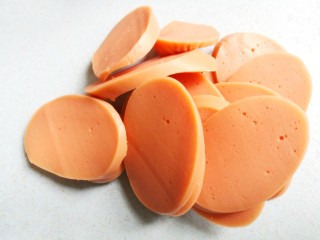 5、番茄火腿意面,将火腿斜切片，西兰花切小朵。