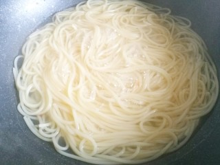 9、番茄火腿意面,面条捞出过凉。