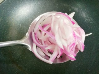 10、番茄火腿意面,热锅热油，加洋葱翻炒。