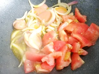 12、番茄火腿意面,加番茄炒出汁水。