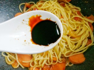 18、番茄火腿意面,加一小勺老抽。