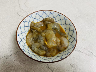 2、鲜虾砂锅粥,买回来的虾清洗干净，剥去虾头去除虾线（虾头留着炸虾油）用料酒、蒸鱼豉油、白糖、胡椒粉、生粉、姜丝一起抓捏几下腌制一会去腥