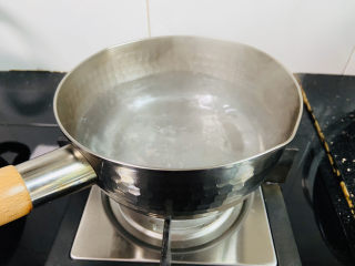 4、鲜虾砂锅粥,锅中加入800ml饮用水大火烧开