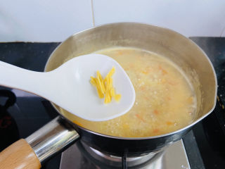 7、鲜虾砂锅粥,待小米粥熬浓稠时放入姜丝