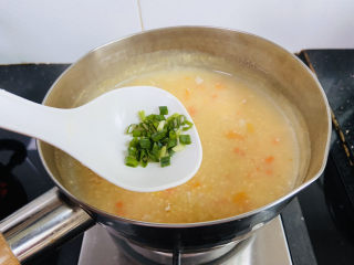 11、鲜虾砂锅粥,香葱