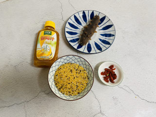 1、小米海参粥,准备好食材