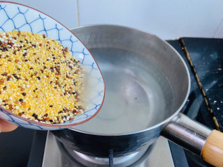 6、小米海参粥,倒入小米、藜麦