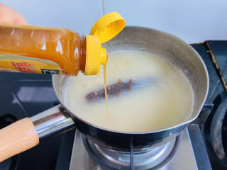 11、小米海参粥,挤入2-3滴太太乐鲜鸡汁