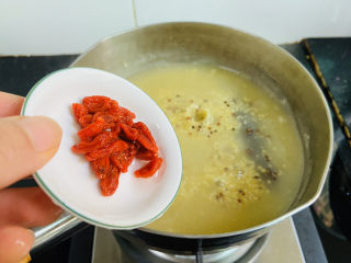 12、小米海参粥,放入清洗干净的枸杞