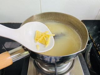 10、小米海参粥,放入姜丝小火焖煮三分钟