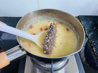 13、小米海参粥,搅拌均匀