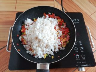 13、菠萝蛋炒饭,加入白米饭