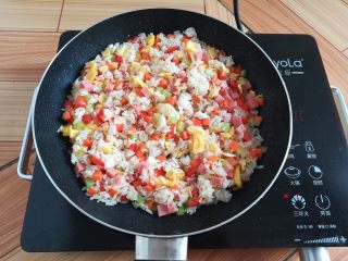 14、菠萝蛋炒饭,继续翻炒均匀