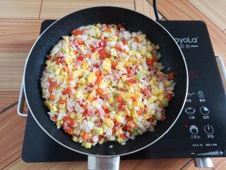 16、菠萝蛋炒饭,所有食材混合均匀,关火