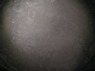 1、≈皮蛋火腿粥≈,取适量大米，加入开水