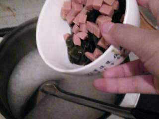 3、≈皮蛋火腿粥≈,接着放入火腿和皮蛋