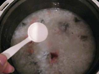 4、≈皮蛋火腿粥≈,搅拌均匀，再次煮开后加入盐