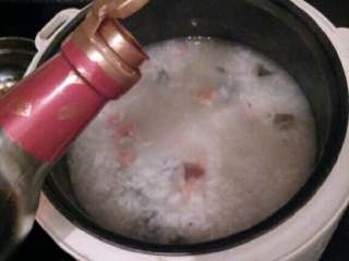 5、≈皮蛋火腿粥≈,加入生抽