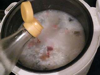 6、≈皮蛋火腿粥≈,加入料酒