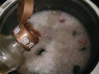 7、≈皮蛋火腿粥≈,滴几滴香油