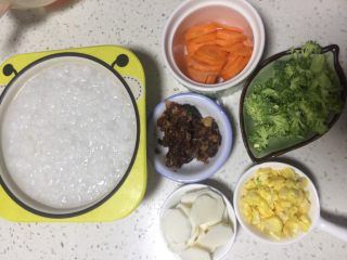 1、瘦肉玉米蔬菜粥,把西兰花、胡萝卜、山药切片，玉米粒掰下颗粒，肉沫提前用生抽跟一点盐巴腌制好，稀饭提前煮好，所有食材准备好。